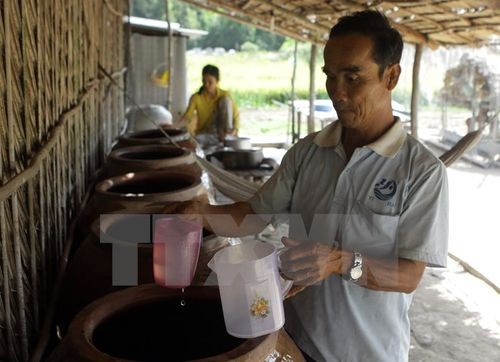 Các lu trữ nước của gia đình ông Phạm Văn Hổ, ở ấp Tư, xã Vĩnh Thuận Tây, huyện Vị Thủy, tỉnh Hậu Giang đã cạn kiệt. (Ảnh: Duy Khương/TTXVN)