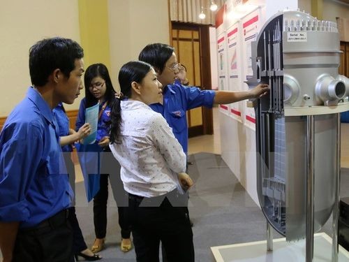 Thanh niên Ninh Thuận tham quan gian trưng bày về phát triển điện hạt nhân (Ảnh: Đức Ánh/TTXVN)