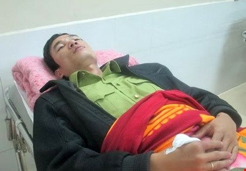 Kiểm lâm Lê Anh Tuấn bị lâm tặc hành hung dã man đang được điều trị tại bệnh viện.