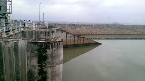 Hồ thủy điện Sông Ba Hạ chỉ còn 0,5m là đến mực nước chết (Ảnh: HỒNG ÁNH)