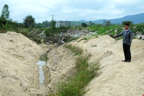 Hầu hết sông suối ở huyện Tây Sơn, bên dưới Nhà máy thủy điện An Khê-Ka Nak đều khô cạn. (Ảnh: Vũ Đình)