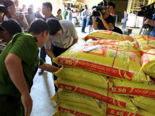 Thanh tra chuyên ngành Bộ Nông nghiệp và Phát triển nông thôn cùng C49 phát hiện doanh nghiệp sản xuất thức ăn chăn nuôi tại tỉnh Hải Dương sử dụng chất cấm hồi cuối năm 2015 (Ảnh: Minh Long)