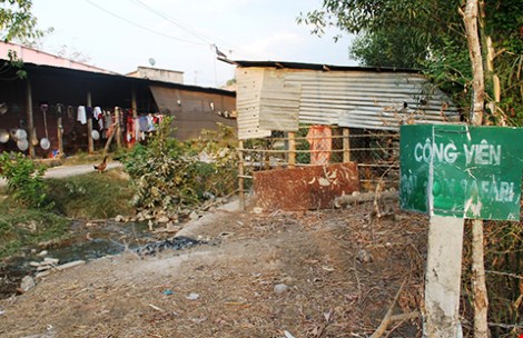 Việc chậm trễ bồi thường, tái định cư làm nhiều người trở lại chiếm đất của dự án (Ảnh: Nguyễn Tân)