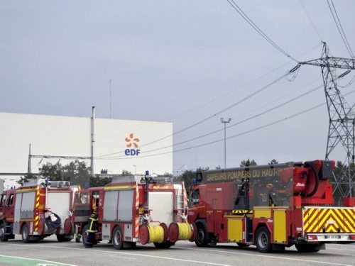 Lính cứu hỏa tới nhà máy điện hạt nhân Fessenheim sau sự cố năm 2012 (Nguồn: AFP/TTXVN)