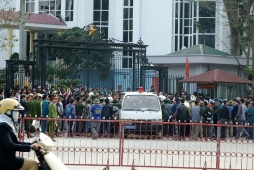 Lực lượng an ninh có mặt trước trụ sở UBND tỉnh Thanh Hóa chiều 1/3 (Ảnh: Lê Dương)