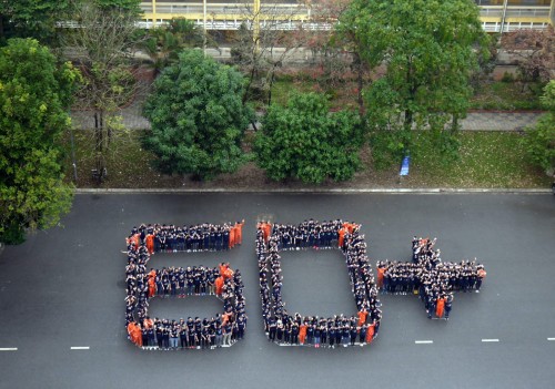 Những người tham gia lễ phát động tại Hà Nội xếp thành biểu trưng của chiến dịch Giờ Trái đất (Ảnh: VGP/Toàn Thắng)