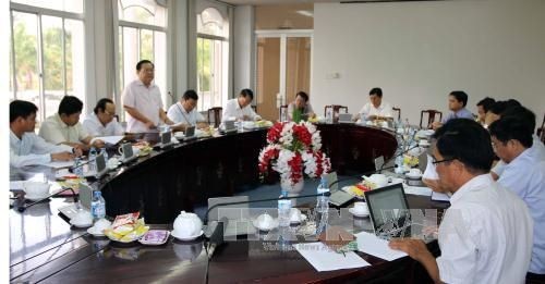 Phó Giám đốc Sở Nông nghiệp và Phát triển nông thôn tỉnh Cà Mau Tô Quốc Nam phát biểu đề xuất giải pháp ứng phó với hạn hán, chống xâm mặn. (Ảnh: Kim Há-TTXVN)