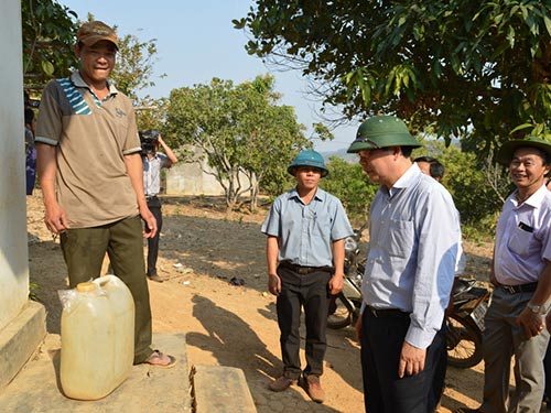 Bộ trưởng Cao Đức Phát hỏi thăm người dân vừa chở nước về từ cách nhà cả cây số