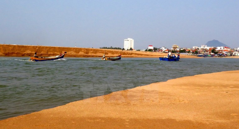 Phú Yên nạo vét cửa biển Đà Diễn do bị bồi lấp quá nặng