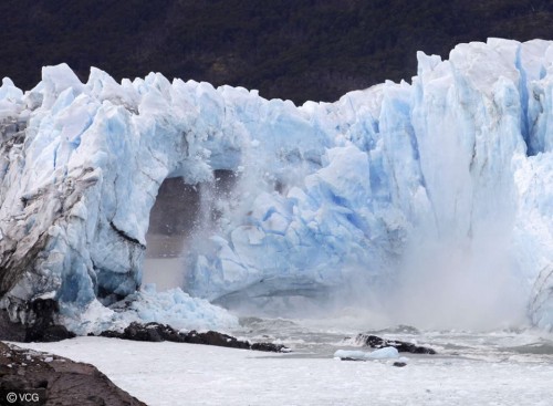 Cầu băng Perito Moreno ở Công viên quốc gia Los Glaciares, tỉnh Santa Cruz, Argentina, đã sập. (Nguồn: CCTVNews)