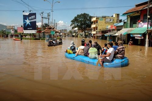 Người dân sơ tán khỏi các khu vực ngập lụt ở Bandung (Nguồn: AFP/TTXVN)