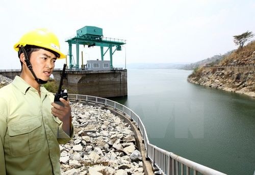 Nhà máy Thủy điện Buôn Tua Srah đang chạy máy phát điện, cung cấp nước cho hạ lưu với lưu lượng 100 m3/giây (Ảnh: Ngọc Hà/TTXVN)