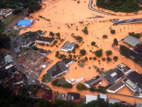 Cảnh ngập lụt tại Itapevi, ngoại ô Sao Paulo (Ảnh: AFP/TTXVN)