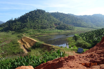 Đập đất của ông Huynh nhìn từ phía hạ lưu (Ảnh: Lao Động)