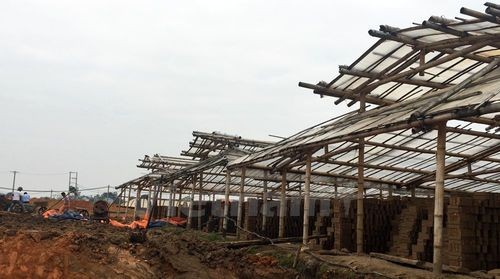 Hình ảnh ghi nhận từ xã Bắc Phú, một công trình lò vòng đang được khẩn trương hoàn tất... (Ảnh: PV/Vietnam+)
