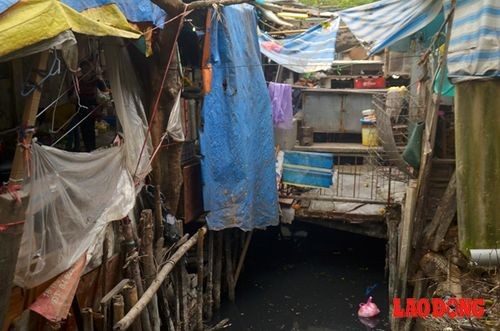 Bên cạnh đó, tình trạng nhiều hộ dân "xẻ thịt" , đổ bê tông chiếm dụng... diện tích bề mặt của dòng mương để kinh doanh cũng ảnh hưởng lớn  đến việc quản lý.