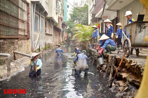 Để khơi thông phần nào sự tắc nghẽn của dòng chảy, tuần nào lực lượng công nhân môi trường đô thị cũng phải nạo vét lòng sông và vớt rác.