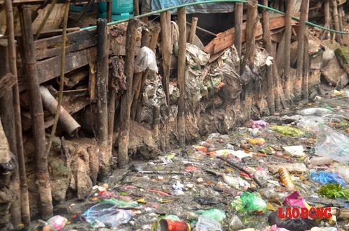 Được biết, dự án “Cải thiện môi trường xung quanh mương thoát nước Thụy Khuê” được khởi công từ cuối năm 2012, nhưng đến thời điểm hiện tại, hầu như vẫn trong tình trạng “giậm chân tại chỗ”. 