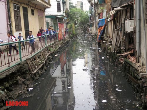 Hơn 10 năm trước UBND TP Hà Nội có Quyết định số 13/QĐ-UB ngày 4.1.2005, phê duyệt nhiệm vụ chuẩn bị đầu tư Dự án đầu tư cải tạo môi trường vệ sinh khu dân cư xung quanh mương thoát nước Thụy Khuê, đoạn từ dốc La Pho đến cống Đõ. Nhưng đến nay người dân vẫn trông ngóng, hàng ngày những em học sinh vẫn miệt mài tới lớp, nô đùa bên dòng mương đen kịt, bốc mùi hôi thối.