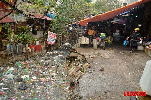 Mương Thụy Khuê – một nhánh sông Tô Lịch cũ nay là đường thoát nước chính của hai quận Ba Đình và Tây Hồ. Tuyến mương lộ thiên này chạy dài từ dốc La Pho (gần dốc Ngọc Hà) đến  chợ Bưởi trước khi đổ ra sông Tô Lịch.