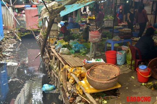 Khu vực tập trung chợ và một số hộ chế biến thực phẩm... nên chất thải được đẩy xuống lòng mương ngày càng lớn.