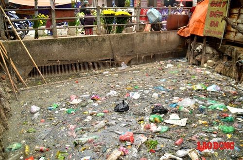 Đoạn ô nhiễm nhất phải kể đến khúc từ dốc La Pho đến cống Tam Đa (canh chợ Tam Đa). Do chảy qua khu dân cư đông đúc nên rác liên tục được thả xuống lòng mương. 