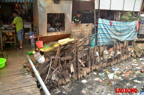 Và chỉ ở ngay phía trên, người ta bán đủ loại thức ăn phục vụ cho khu dân cư. Sự mất vệ sinh, ô nhiễm môi trường trên đoạn mương này chính là mầm mống của bệnh tật, đe dọa sức khỏe của cả nghìn người sinh sống, kiếm ăn và qua lại nơi này
