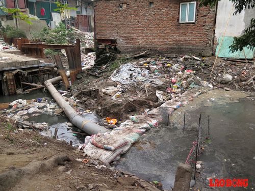 Một người dân cho biết, khi có đợt mưa to, nước bẩn dâng lên chui cả vào nhà. Ngay đến nhà văn hoá của phường cũng phải kê đồ đạc lên cao để phòng những hôm nước tràn vào.