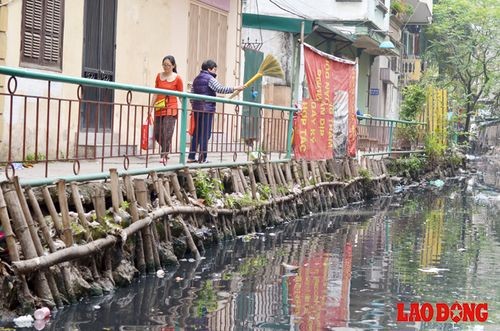 Bà Nguyễn Thị Tâm (khu dân cư số 5, tổ dân phố số 11, phường Thụy Khuê) bức xúc nói: “Chúng tôi ở đây mấy chục năm nay rồi, hàng ngày luôn phải ngửi mùi hôi thối từ mương bốc lên. Ruồi muỗi bay vào kín cả nhà. Càng ngày mức ô nhiễm càng nặng, nhà tôi lúc nào cũng trong tình trạng đóng kín cửa”. 