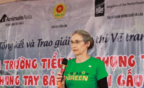 Bà Nienke Trooster, Đại sứ đặc mệnh toàn quyền Vương quốc Hà Lan cũng nhắn nhủ tới các em học sinh: Đại sứ quán Hà Lan rất vinh dự khi cùng với các em học sinh nói không với các hành vi ngược đãi gấu.