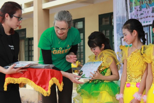 Đại sứ Hà Lan trao giải cho các em nhỏ vẽ tranh xuất sắc khối 4.