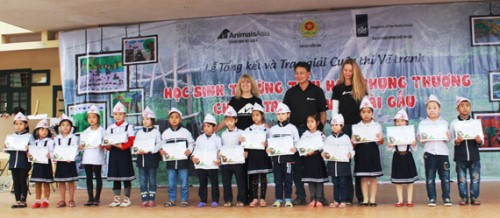 Tổ chức Động vật Châu Á trao giải cho các em nhỏ khối 1 đạt giải trong cuộc thi vẽ tranh.