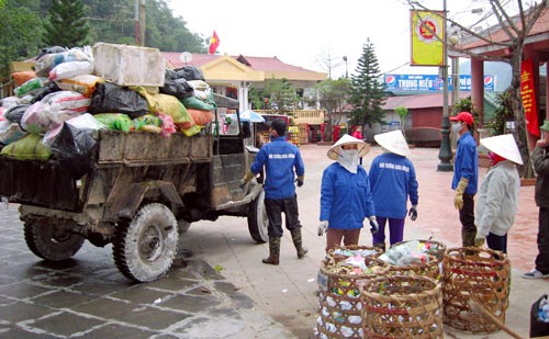Rác thải sinh hoạt tại nhiều vùng nông thôn hiện đang ùn ứ do không thể vận chuyển đến bãi rác tập trung.