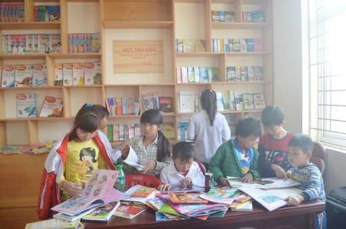  Trẻ em khu 8, phường Hà Phong, TP Hạ Long thích thú với nhiều sách, truyện tại Thư viện.