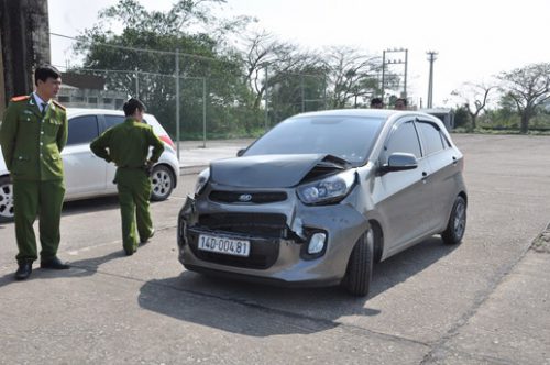 Xe ô tô BKS 14D-00.481 của lực lượng chức năng bị hỏng phần đầu (Ảnh: Thái Cảnh/Đại Đoản Kết)