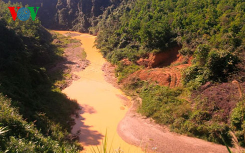 Dòng sông A Vương bị ô nhiễm trầm trọng do tận thu khoáng sản thực hiện các dự án hạ tầng tại huyện Tây Giang