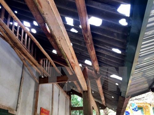 Mưa đá làm thủng nhiều mái nhà lợp fibro ximăng ở trường Trung học cơ sở Tân Thịnh, huyện Chiêm Hóa (Ảnh: Văn Tý/TTXVN)
