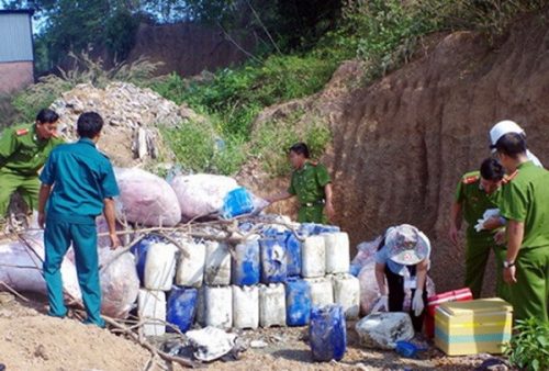 Các can chứa nhớt thải bị phát hiện (Nguồn: conganbinhthuan.gov.vn)
