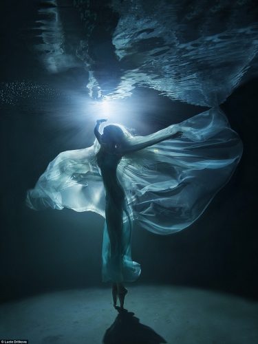 Bức ảnh của Lucie Drlikova ghi lại cảnh người phụ nữ khiêu vũ dưới nước