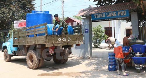 Xe chở nước của Lữ đoàn 950 (Quân khu 9) vận chuyển, cung cấp nước sinh hoạt cho người dân tại xã Gành Dầu (Phú Quốc) vào trưa ngày 31/3 (Ảnh: Nhu Giang/Vietnam+)