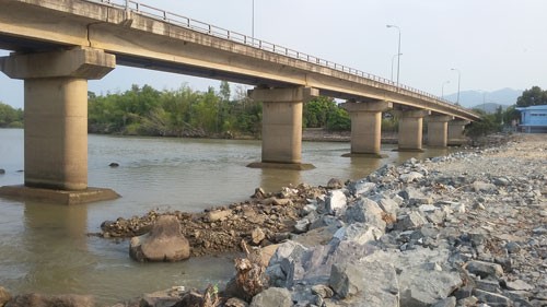 Đập ngăn mặn của sông Cái Nha Trang lộ rõ, bình thường nước phải chảy tràn qua đập mới đủ cấp nước sinh hoạt và sản xuất