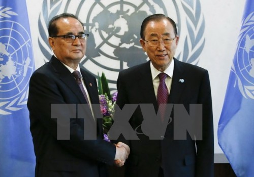 Tổng thư ký Ban Ki-moon gặp Ngoại trưởng Triều Tiên Ri Su-Yong tại New York, Mỹ ngày 1/10/2015 (Nguồn: AFP/TTXVN)