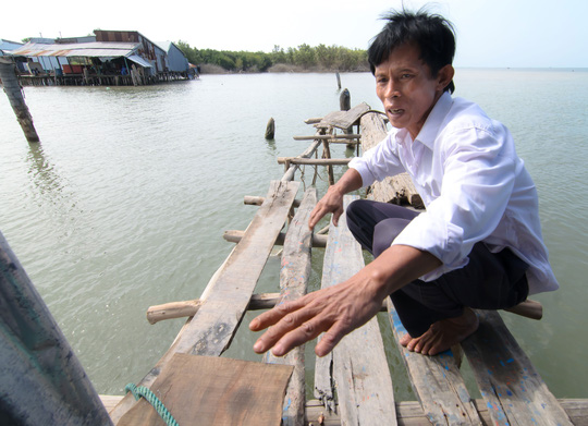 Ông Lai Tấn Đủ cho biết một phần căn nhà của ông đã bị sóng biển đánh sập Ảnh: BÙI CHIÊN