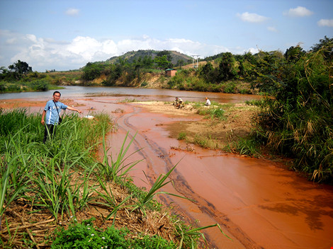 Sông Ba đỏ lòm, đặc quánh bùn thiếc do nhà máy tuyển quặng Kbang của Tập đoàn Hoàng Anh Gia Lai xả rác.