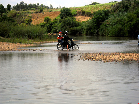 Có những đoạn sông ngày nào nhân dân phải đi đò vất vả, giờ thì xe máy có thể dễ dàng vượt qua.