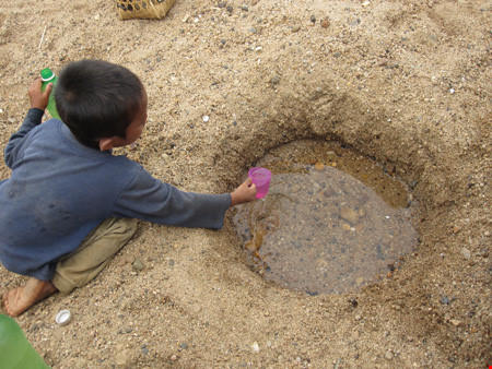 Trẻ con phải đào những hố cát để mong có nước uống.