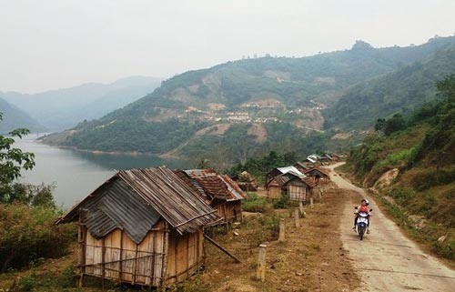  Bất chấp nguy hiểm, nhiều hộ dân đã rời khu tái định cư về sống chênh vênh bên bờ hồ thủy điện Đắk H’rinh( Ảnh: Hoàng Thanh/nld.com.vn)