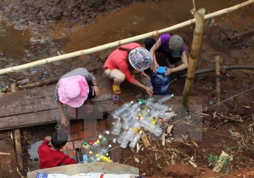 Người dân chắt lọc từng giọt nước từ các khe suối, mạch nước ngầm để lấy nước sinh hoạt (Ảnh: Dương Giang/TTXVN)