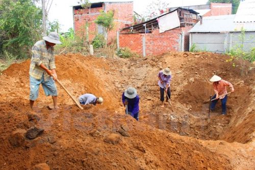 Người dân huyện Ba Tri (Bến Tre) vật vã đào giếng cạn để vét nước ngầm đang cạn kiệt (Ảnh: Hùng Võ/Vietnam+)