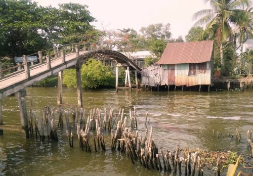 Theo Bộ Nông nghiệp và Phát triển nông thôn, khu vực Đồng bằng sông Cửu Long hiện có 265 điểm sạt lở bờ biển, bờ sông với tổng chiều dài 450 km (Ảnh: Hùng Võ/Vietnam+)